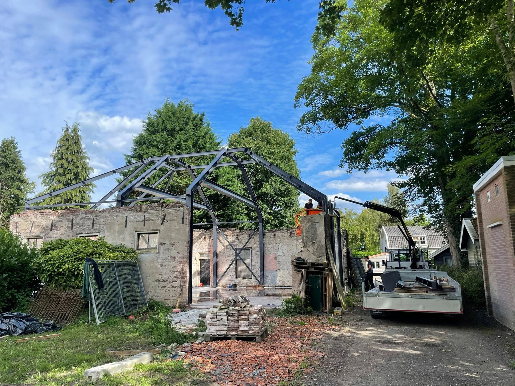 Stalen dakconstructie tijdens montage bij de renovatie aan de Bosweg