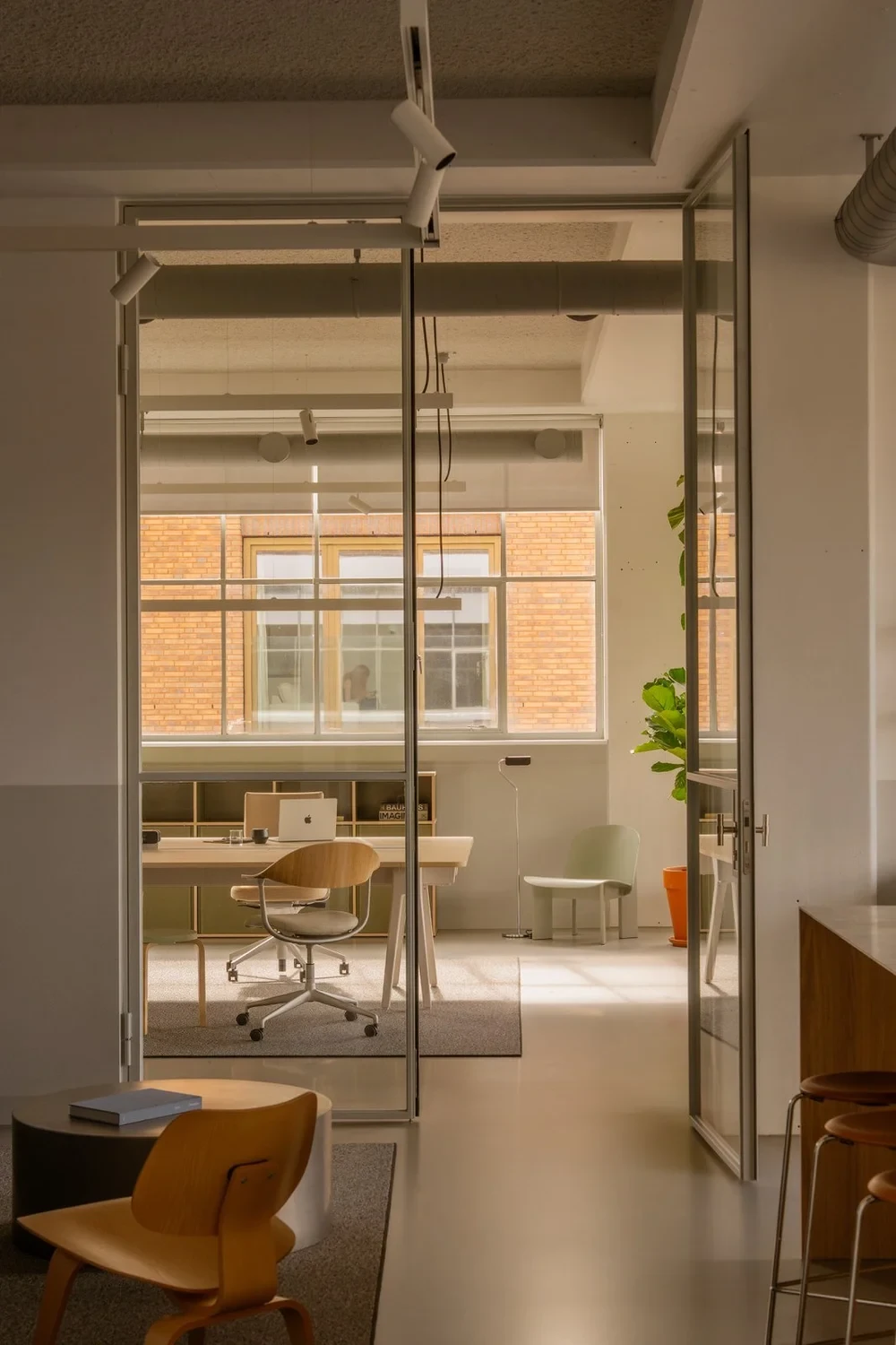 Glazen deur met een slank frame in een licht interieur
