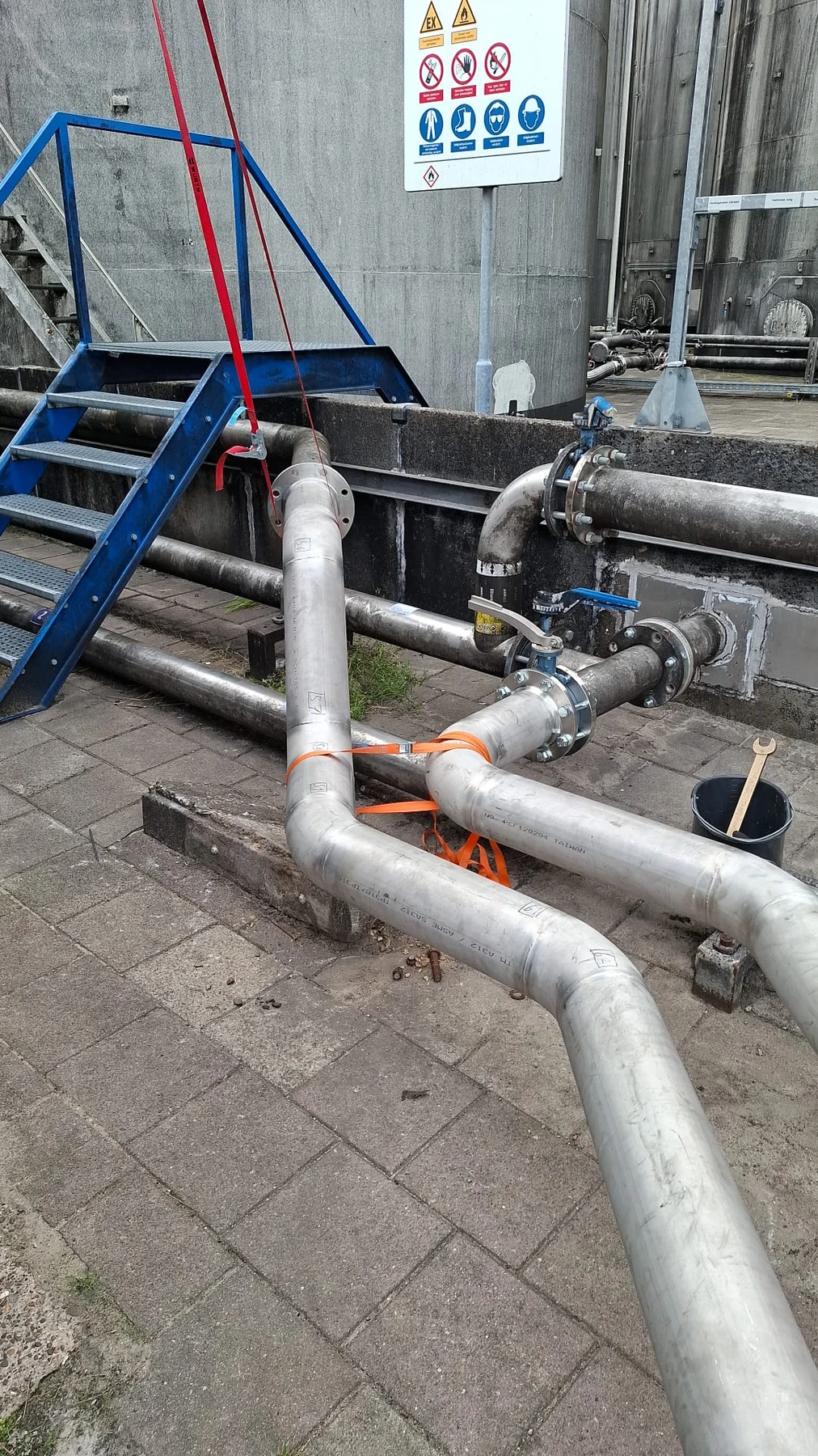 Detail van leidingen en aansluitingen bij de trap