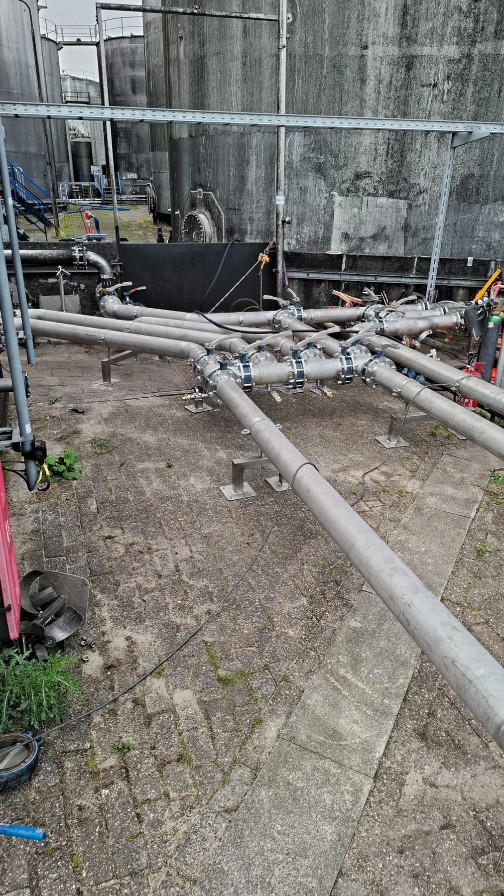 Leidingwerk langs de bestaande installatie