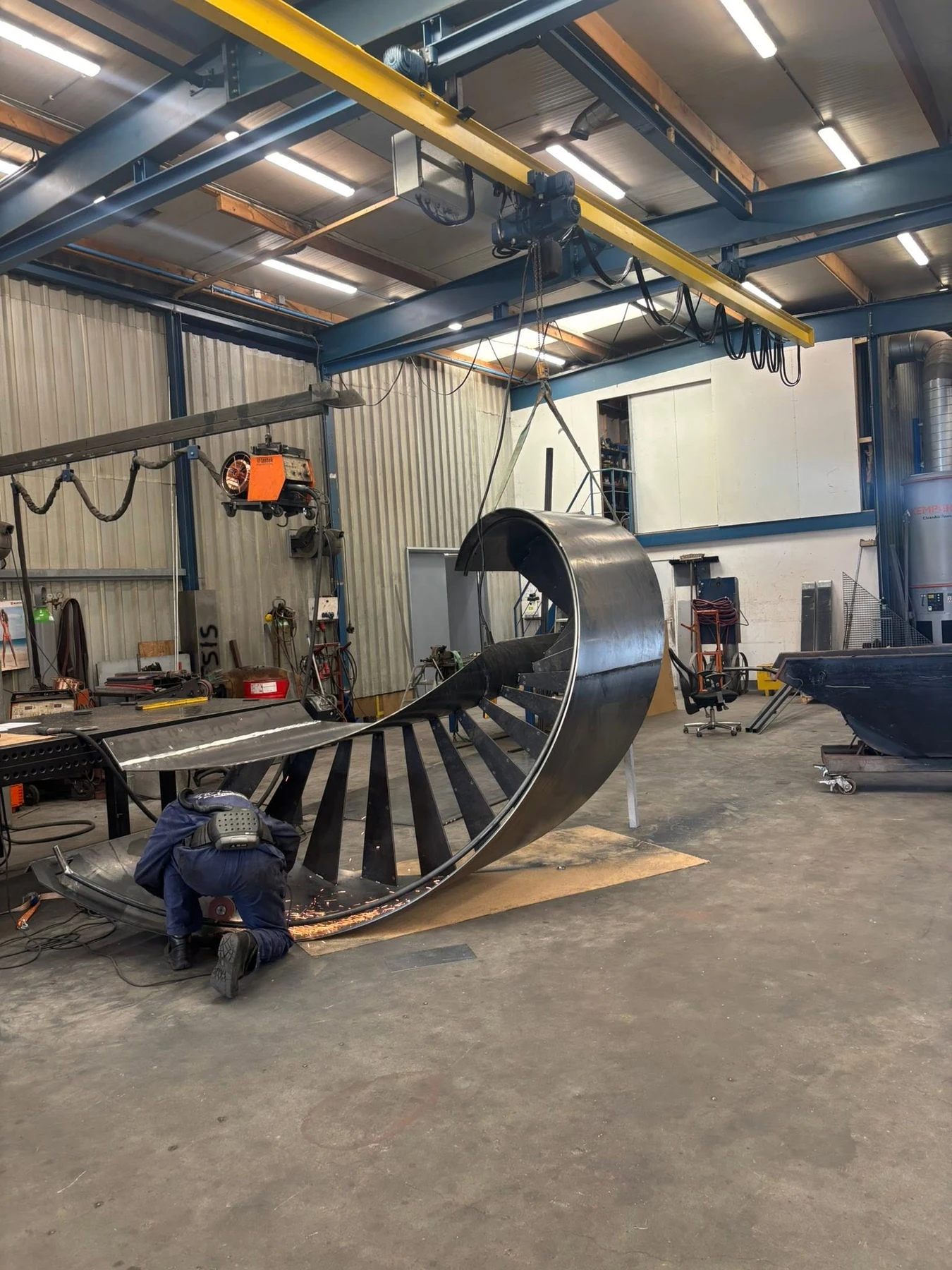 De stalen spiltrap tijdens fabricage in de werkplaats