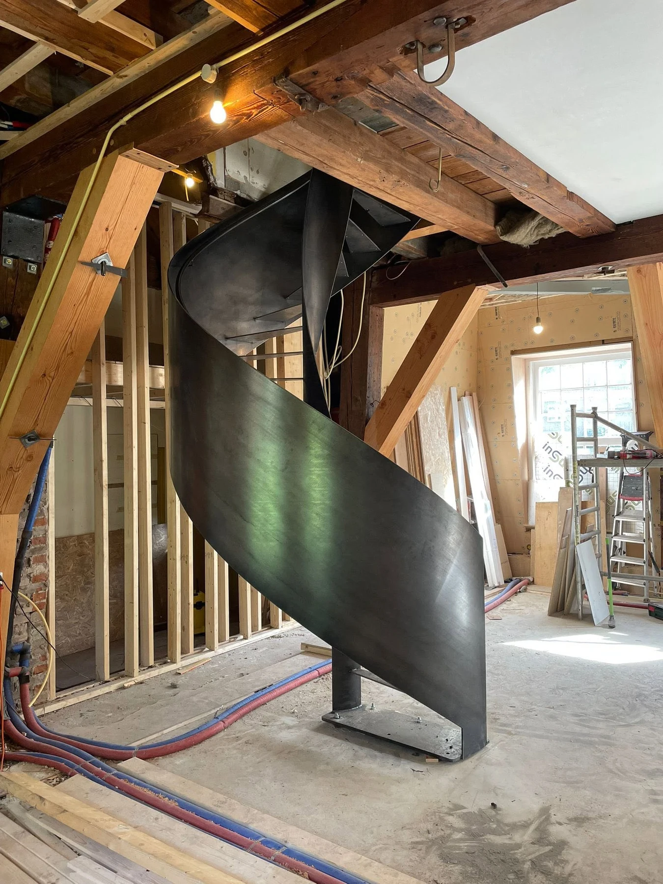 Gebogen balustrade en treden op locatie