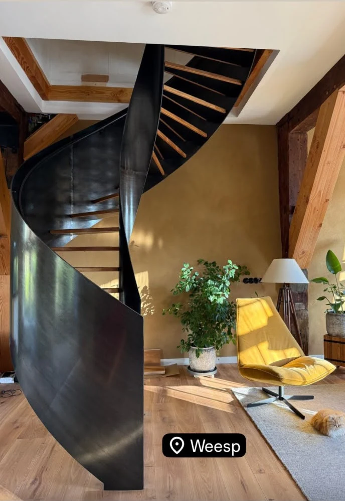 De spiltrap in het ingerichte interieur